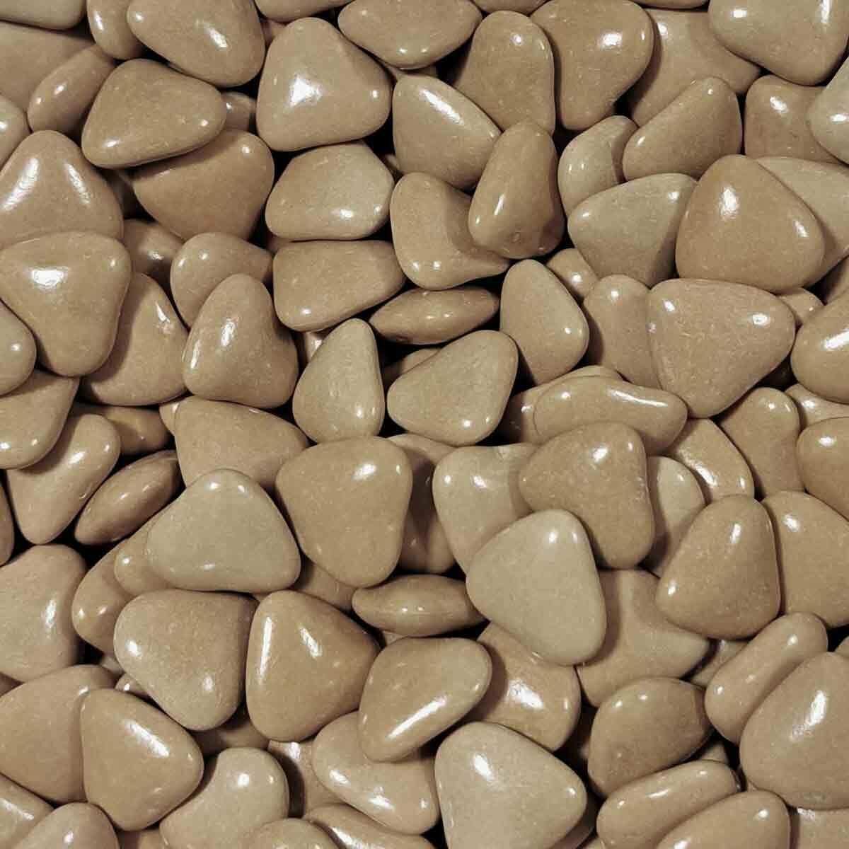 Mini coeur en velours garni de dragées chocolat en forme de coeur