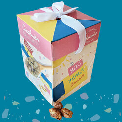 Maxi cube de cacahutes caramlises personnaliss avec votre message pour la fin d'anne scolaire