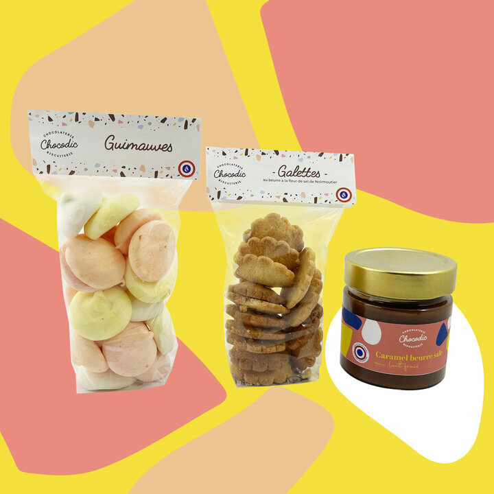 Composition de la box pink : un sachet de guimauves de multiple saveurs, un sachet de biscuits  la fleur de sel de noirmoutier et un pot de caramel au beurre sal au lait frais