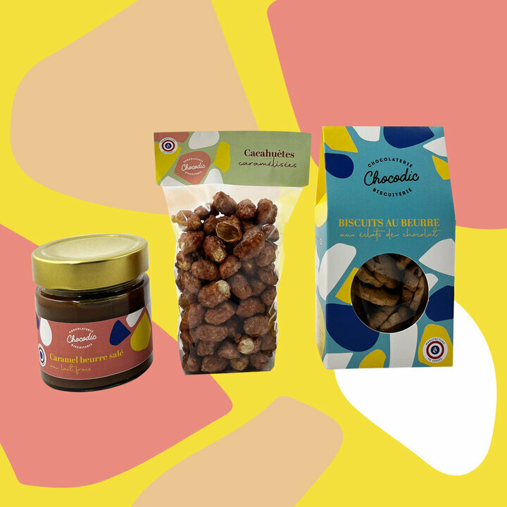 Composition de la bourriche collection color : un pot de caramel au beurre sal, un sachet de cacahutes caramlises et une bote de biscuits aux ppites de chocolat.