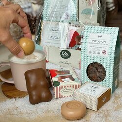 Boz Zen avec un coffret de chocobombe, une bote d'infusion aux corces de fves de cacao, un savon cacao noisette et un coffret maxi ourson de guimauve vanille enrob de chocolat lait