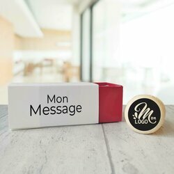 Bote de 4 macarons vanille personnalis avec logo et message sur le thme rouge